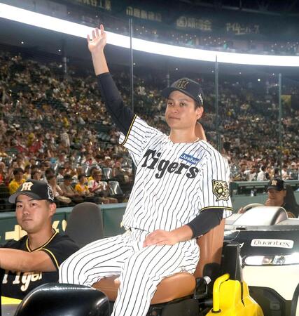 ファンの声援に応える大竹（撮影・北村雅宏）