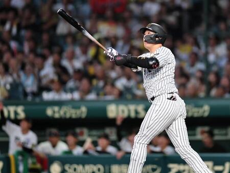 １回、満塁本塁打を放つ大山（撮影・田中太一）