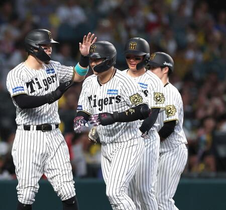 １回、勝ち越しとなる満塁本塁打を放ち、佐藤輝（左）に祝福される大山（左から２人目）＝撮影・北村雅宏