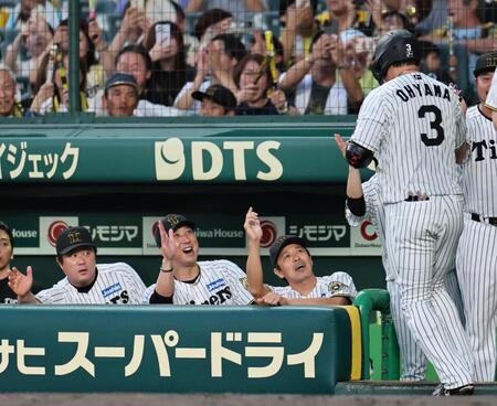 １回、満弾を放った大山（３）を笑顔で迎える藤川監督（左から２人目）＝撮影・田中太一