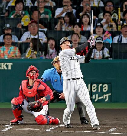 　１回、左翼スタンドへ満塁本塁打を放つ大山（撮影・立川洋一郎）