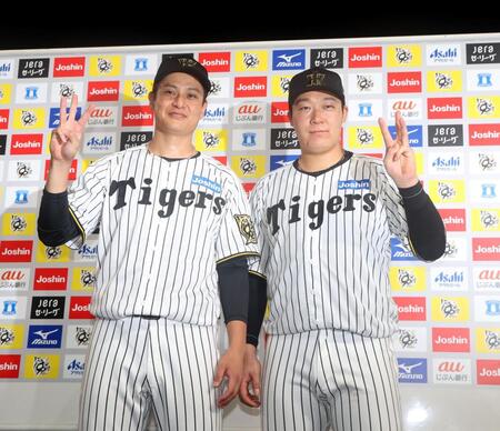 お立ち台でポーズをとる大竹（左）と大山（撮影・北村雅宏）