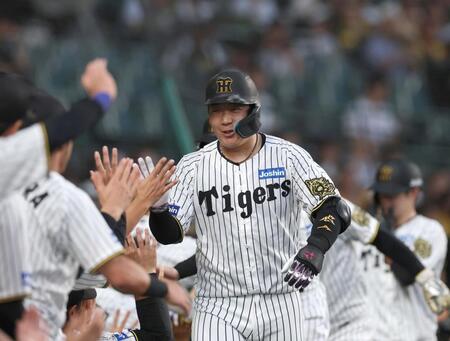 １回、勝ち越しとなる満塁本塁打を放ち、ナインとタッチを交わす大山（撮影・北村雅宏）