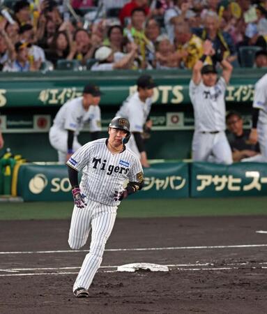 １回、満塁本塁打を放ちダイヤモンドを回る大山（撮影・立川洋一郎）