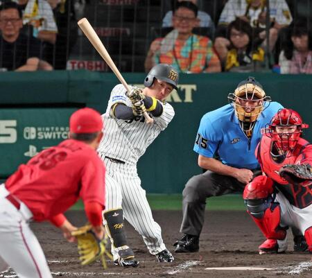 　７回、左前打を放つ近本