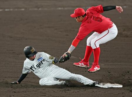 ７回、二盗を成功させる近本（撮影・立川洋一郎）