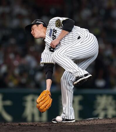 ４回、末包の打球にグラブを差し出す大竹（撮影・北村雅宏）