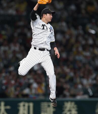 ６回、小園の打球に飛び付く大竹（撮影・北村雅宏）