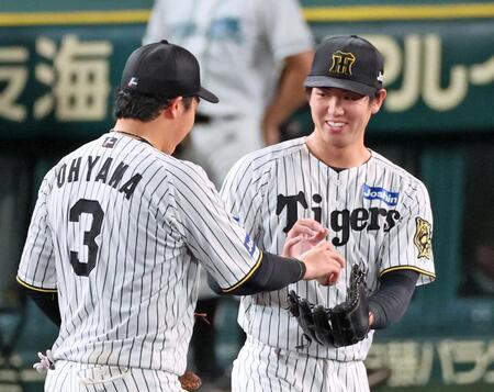 【写真】阪神の一体感がにじんだ光景　大山の優しい笑顔に石黒が呼応→大竹が感謝