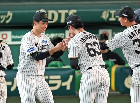 　最後を締めくくった石黒（６３）とタッチを交わす大竹＝５日