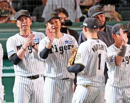 勝利のタッチを交わす大竹（中央）＝撮影・立川洋一郎