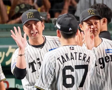 ナインと勝利のタッチを交わす藤川監督。右は大竹（撮影・立川洋一郎）