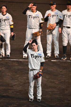 広島に勝利し、スタンドにあいさつする中野（手前）＝撮影・西田忠信