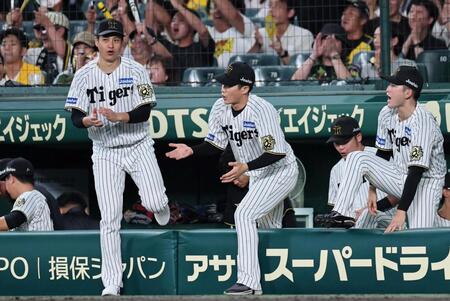 勝ち星を挙げ、手をたたきながらベンチから出る大竹（左）、木浪（撮影・田中太一）