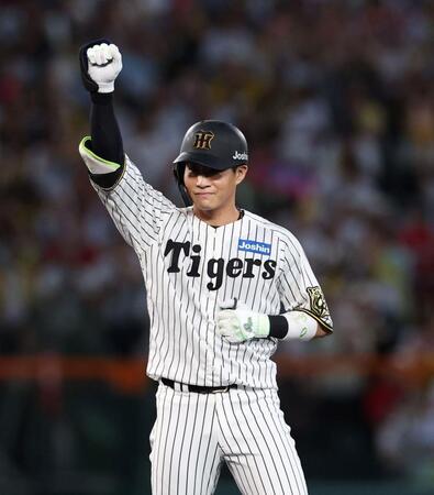 １回、二塁打を放ち、拳を突き上げる木浪（撮影・北村雅宏）