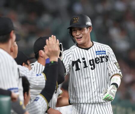 　１回、大竹の適時打で生還し、ナインとタッチを交わす木浪（撮影・北村雅宏）