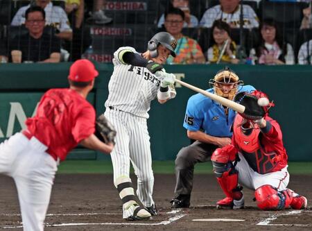 １回、左翼線へ二塁打を放つ木浪（撮影・立川洋一郎）