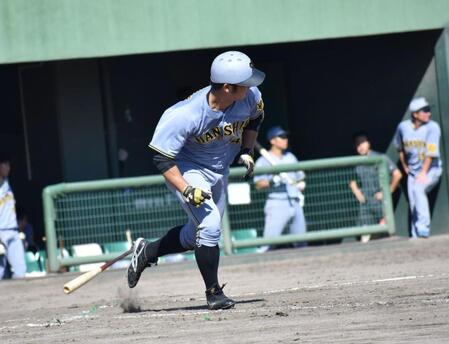 　８回に左前打を放つ井坪