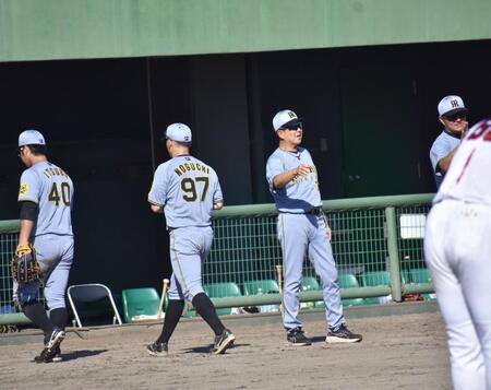 　ナインと勝利のハイタッチをする平田２軍監督