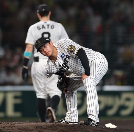 　４回、マウンドで体をほぐす門別（撮影・北村雅宏）