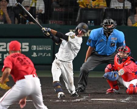 　７回、適時打を放つ中野（撮影・飯室逸平）