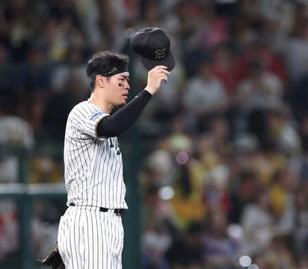 　４回、同点適時打を放ち、ファンの声援に応える佐藤輝（撮影・北村雅宏）