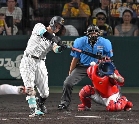 　４回、同点打を放つ佐藤輝（撮影・飯室逸平）