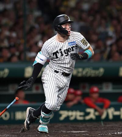 　４回、同点となる適時打を放つ佐藤輝（撮影・北村雅宏）