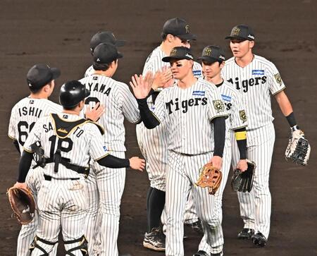 　広島に勝利し、ナインとタッチを交わす森下（右から３人目）＝撮影・西田忠信