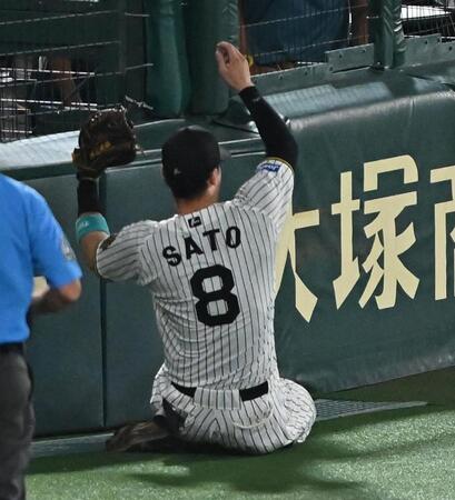 　９回、モンテロの邪飛を好捕する佐藤輝（撮影・西田忠信）