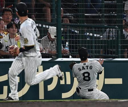 　９回、モンテロの邪飛を好捕する佐藤輝