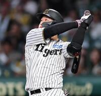１回、満塁本塁打を放つ大山（撮影・田中太一）