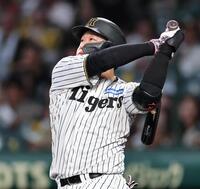 １回、満塁本塁打を放つ大山（撮影・田中太一）