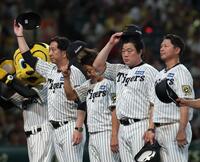 ファンに勝利のあいさつをする藤川監督（左）＝撮影・北村雅宏