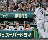 １回、満弾を放った大山（３）を笑顔で迎える藤川監督（左から２人目）＝撮影・田中太一