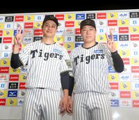 お立ち台でポーズをとる大竹（左）と大山（撮影・北村雅宏）