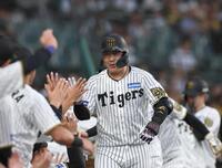 １回、勝ち越しとなる満塁本塁打を放ち、ナインとタッチを交わす大山（撮影・北村雅宏）