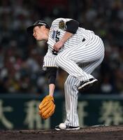 ４回、末包の打球にグラブを差し出す大竹（撮影・北村雅宏）