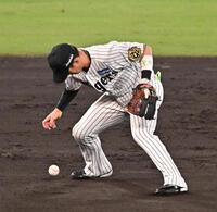 ４回、菊池の打球を失策する木浪（撮影・西田忠信）
