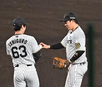 　９回を締めた石黒（左）にウイニングボールを渡す大山＝５日