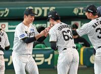 　最後を締めくくった石黒（６３）とタッチを交わす大竹＝５日