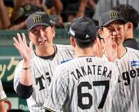 ナインと勝利のタッチを交わす藤川監督。右は大竹（撮影・立川洋一郎）