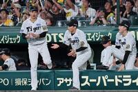勝ち星を挙げ、手をたたきながらベンチから出る大竹（左）、木浪（撮影・田中太一）