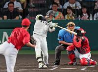 １回、左翼線へ二塁打を放つ木浪（撮影・立川洋一郎）