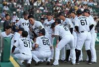 　試合前、円陣を組む阪神ナイン（撮影・北村雅宏）