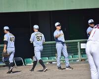 　ナインと勝利のハイタッチをする平田２軍監督