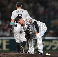 　４回、マウンドで体をほぐす門別（撮影・北村雅宏）