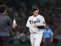 　３回リプレー検証中、笑顔でペットボトルを受け取りに行く門別（撮影・北村雅宏）