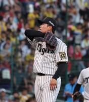 　１回、末包に死球を与え、汗を拭う門別（撮影・北村雅宏）