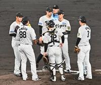 　４回、マウンドに集まる門別（左）ら（撮影・西田忠信）